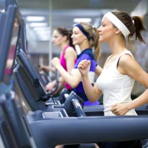correr na esteira ou rua